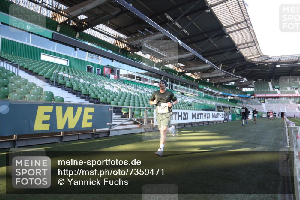 06.10.2024 - 19. swb-Marathon Bremen Yannick Fuchs http://msf.ph/oto/7359471 06.10.2024 10:23:11 Laufen im Stadion 7033, 7605, 8120, 8341, 8447, 8627, 8726, 8784, 9033, 9036, 9056, 9087 meine-sportfotos.de