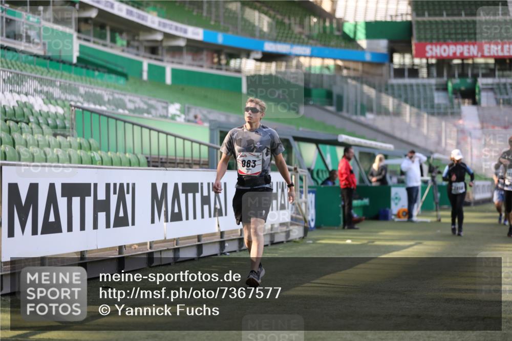 06.10.2024 - 19. swb-Marathon Bremen Yannick Fuchs http://msf.ph/oto/7367577 06.10.2024 14:09:37 Laufen im Stadion 963, 984, 1581, 3954, 3956, 3957, 5590, 6806 meine-sportfotos.de