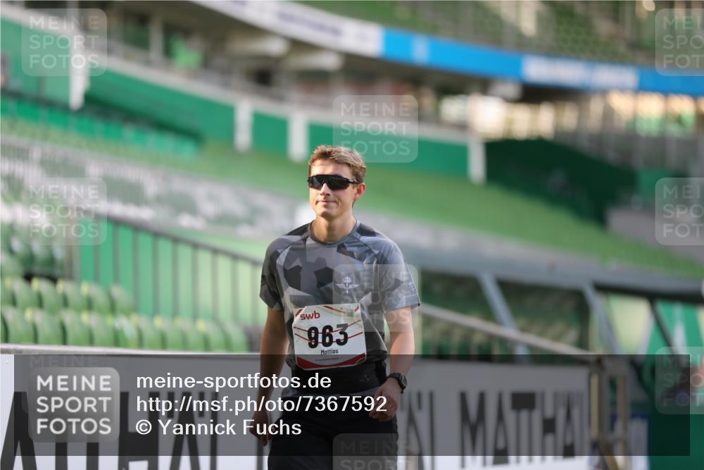 06.10.2024 - 19. swb-Marathon Bremen Yannick Fuchs http://msf.ph/oto/7367592 06.10.2024 14:09:39 Laufen im Stadion 963, 984, 1581, 3954, 3956, 3957, 5590 meine-sportfotos.de