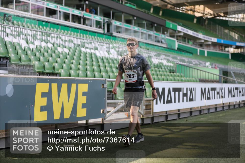 06.10.2024 - 19. swb-Marathon Bremen Yannick Fuchs http://msf.ph/oto/7367614 06.10.2024 14:09:41 Laufen im Stadion 963, 984, 1581, 3954, 3956, 3957, 5590 meine-sportfotos.de