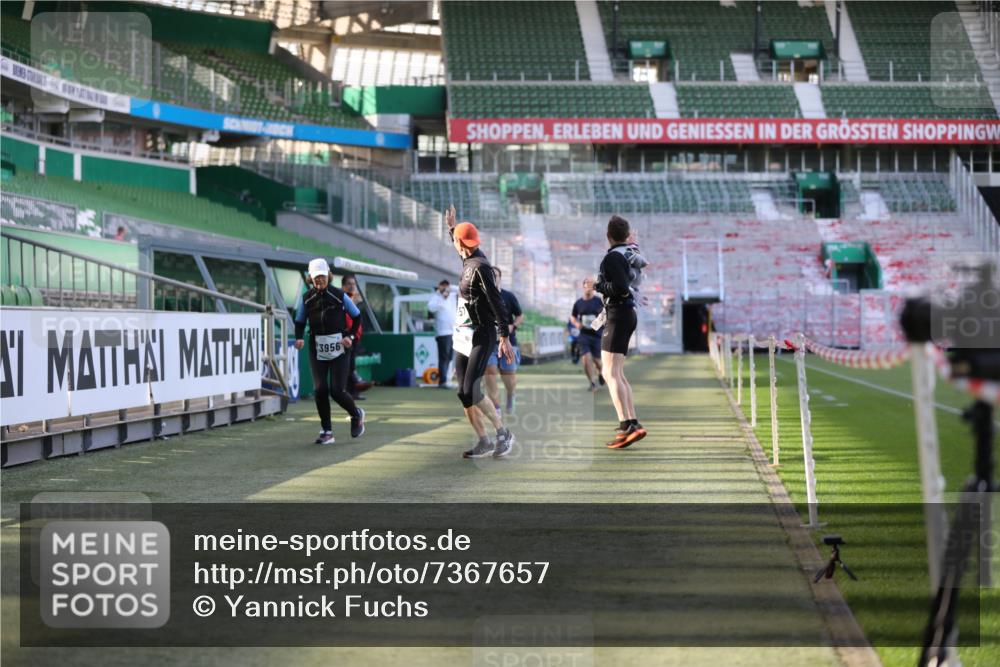 06.10.2024 - 19. swb-Marathon Bremen Yannick Fuchs http://msf.ph/oto/7367657 06.10.2024 14:09:43 Laufen im Stadion 963, 984, 1581, 3954, 3956, 3957, 5590 meine-sportfotos.de