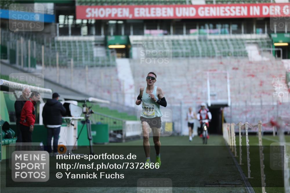 06.10.2024 - 19. swb-Marathon Bremen Yannick Fuchs http://msf.ph/oto/7372866 06.10.2024 10:14:17 Laufen im Stadion 8667 meine-sportfotos.de