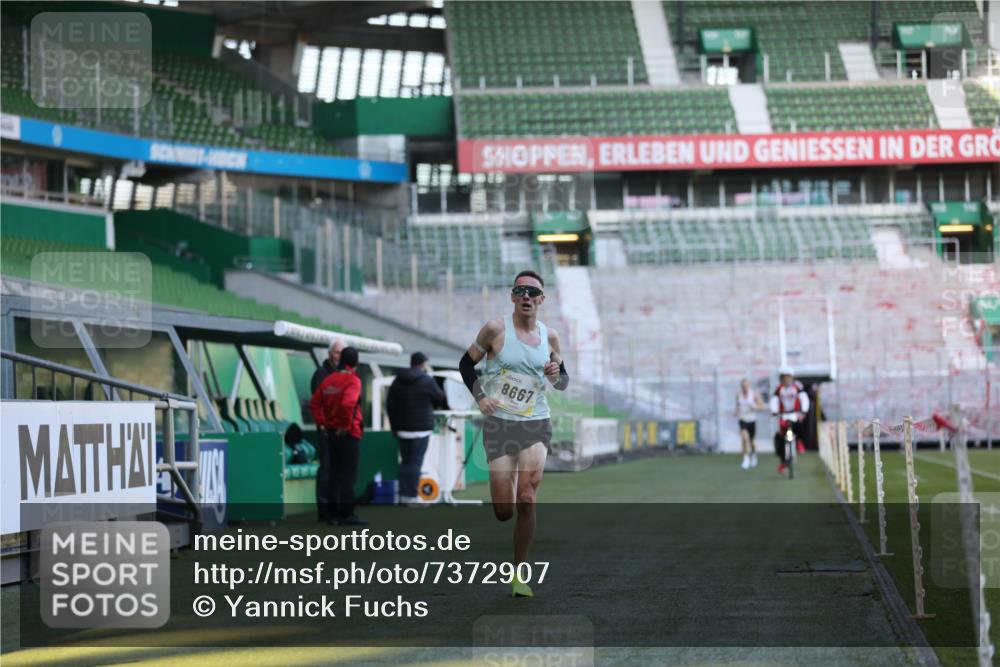 06.10.2024 - 19. swb-Marathon Bremen Yannick Fuchs http://msf.ph/oto/7372907 06.10.2024 10:14:18 Laufen im Stadion 8667 meine-sportfotos.de