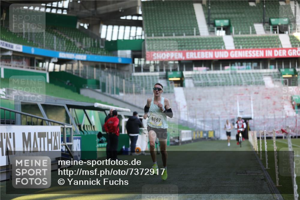 06.10.2024 - 19. swb-Marathon Bremen Yannick Fuchs http://msf.ph/oto/7372917 06.10.2024 10:14:19 Laufen im Stadion 8667 meine-sportfotos.de