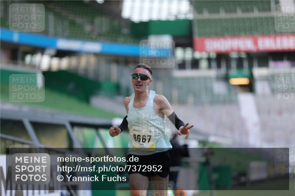 06.10.2024 - 19. swb-Marathon Bremen Yannick Fuchs http://msf.ph/oto/7372952 06.10.2024 10:14:19 Laufen im Stadion 8667 meine-sportfotos.de