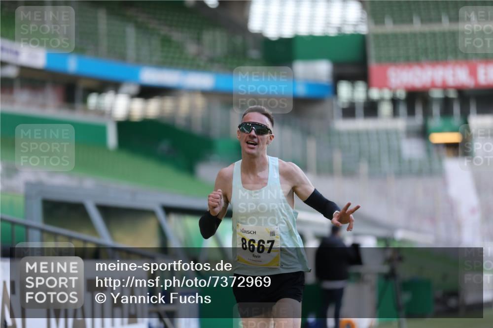 06.10.2024 - 19. swb-Marathon Bremen Yannick Fuchs http://msf.ph/oto/7372969 06.10.2024 10:14:19 Laufen im Stadion 8667 meine-sportfotos.de