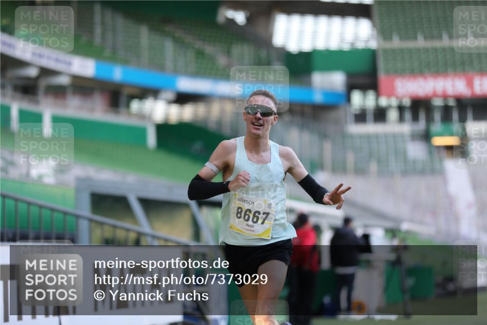 06.10.2024 - 19. swb-Marathon Bremen Yannick Fuchs http://msf.ph/oto/7373029 06.10.2024 10:14:20 Laufen im Stadion 8667 meine-sportfotos.de