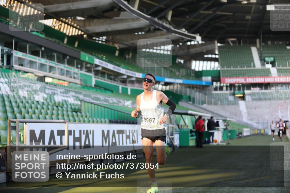 06.10.2024 - 19. swb-Marathon Bremen Yannick Fuchs http://msf.ph/oto/7373054 06.10.2024 10:14:20 Laufen im Stadion 8667 meine-sportfotos.de