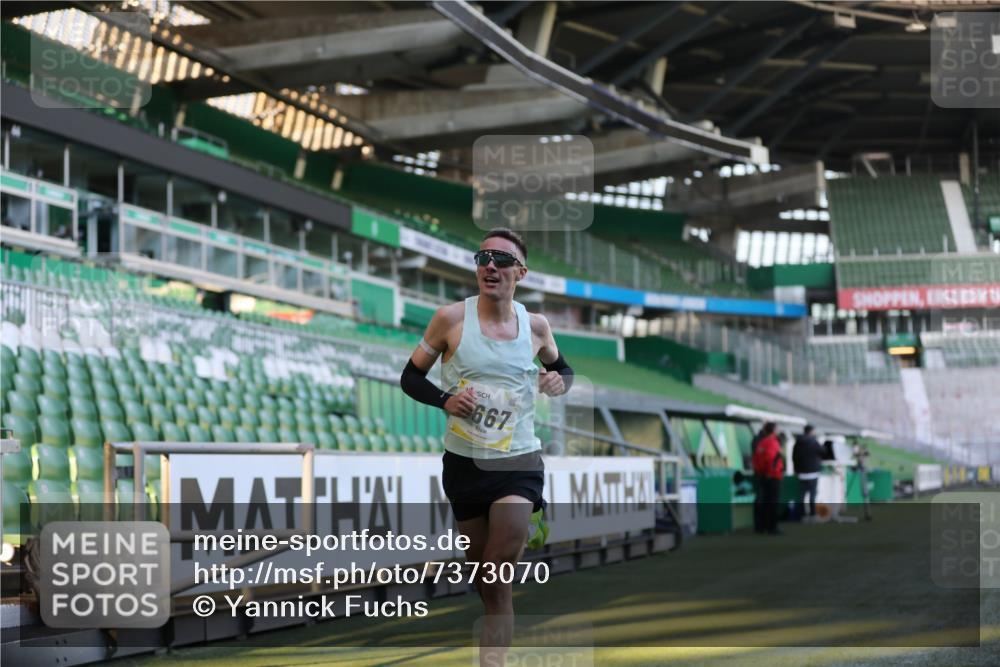 06.10.2024 - 19. swb-Marathon Bremen Yannick Fuchs http://msf.ph/oto/7373070 06.10.2024 10:14:20 Laufen im Stadion 8667 meine-sportfotos.de