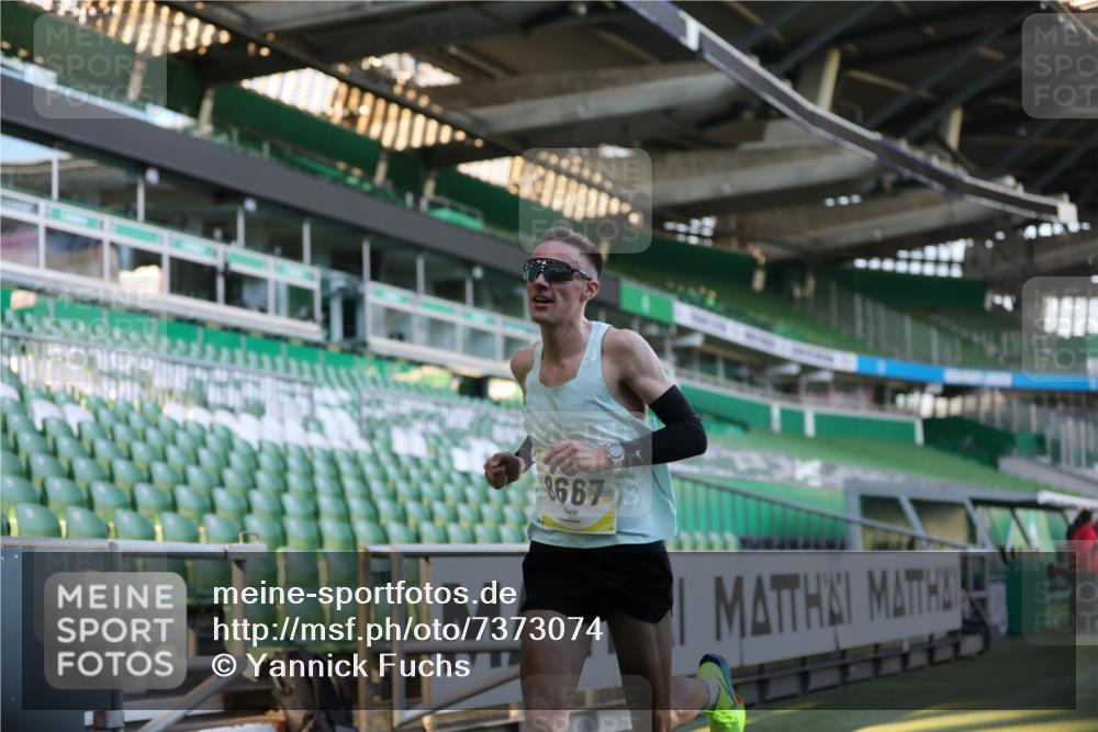 06.10.2024 - 19. swb-Marathon Bremen Yannick Fuchs http://msf.ph/oto/7373074 06.10.2024 10:14:21 Laufen im Stadion 8667 meine-sportfotos.de