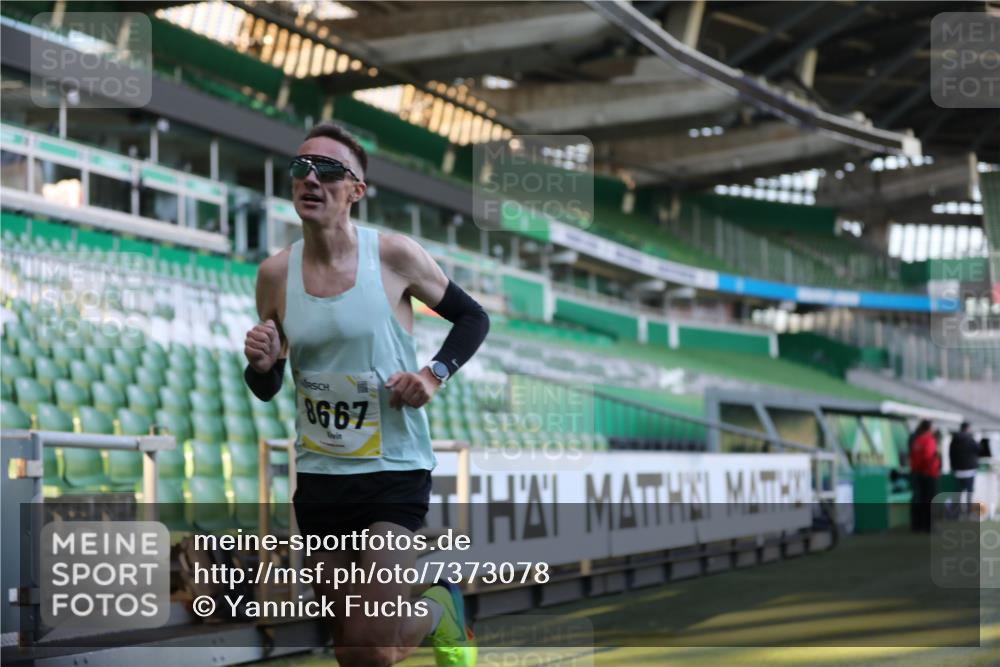 06.10.2024 - 19. swb-Marathon Bremen Yannick Fuchs http://msf.ph/oto/7373078 06.10.2024 10:14:21 Laufen im Stadion 8667 meine-sportfotos.de