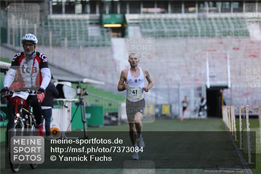 06.10.2024 - 19. swb-Marathon Bremen Yannick Fuchs http://msf.ph/oto/7373084 06.10.2024 10:14:26 Laufen im Stadion 41, 8667 meine-sportfotos.de