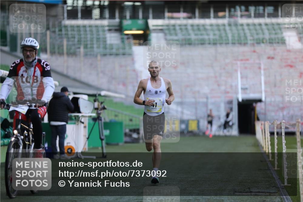 06.10.2024 - 19. swb-Marathon Bremen Yannick Fuchs http://msf.ph/oto/7373092 06.10.2024 10:14:26 Laufen im Stadion 41, 8667 meine-sportfotos.de