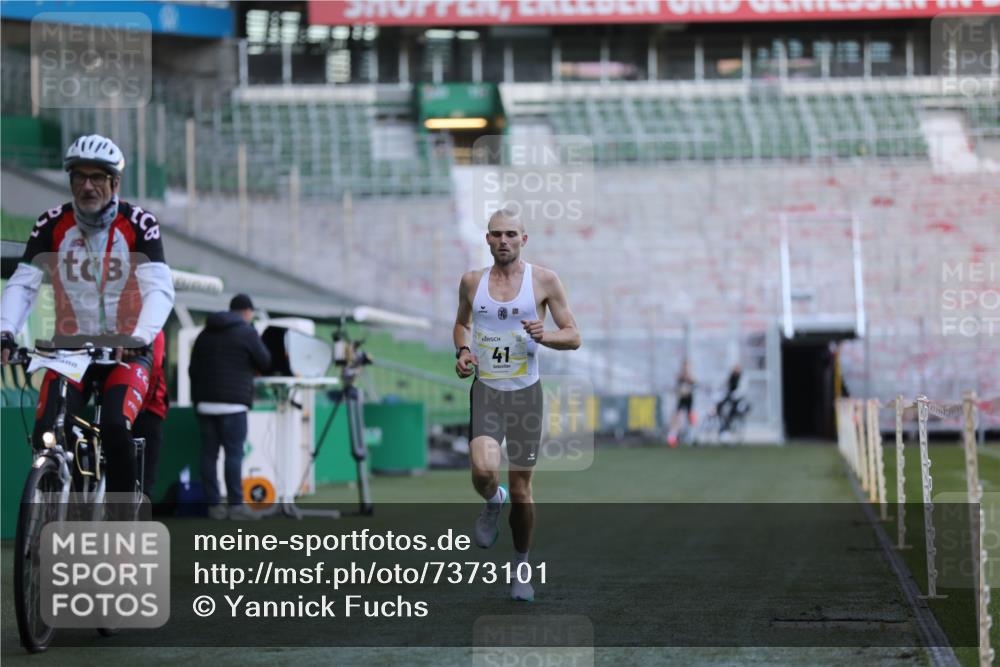 06.10.2024 - 19. swb-Marathon Bremen Yannick Fuchs http://msf.ph/oto/7373101 06.10.2024 10:14:26 Laufen im Stadion 41, 8667 meine-sportfotos.de