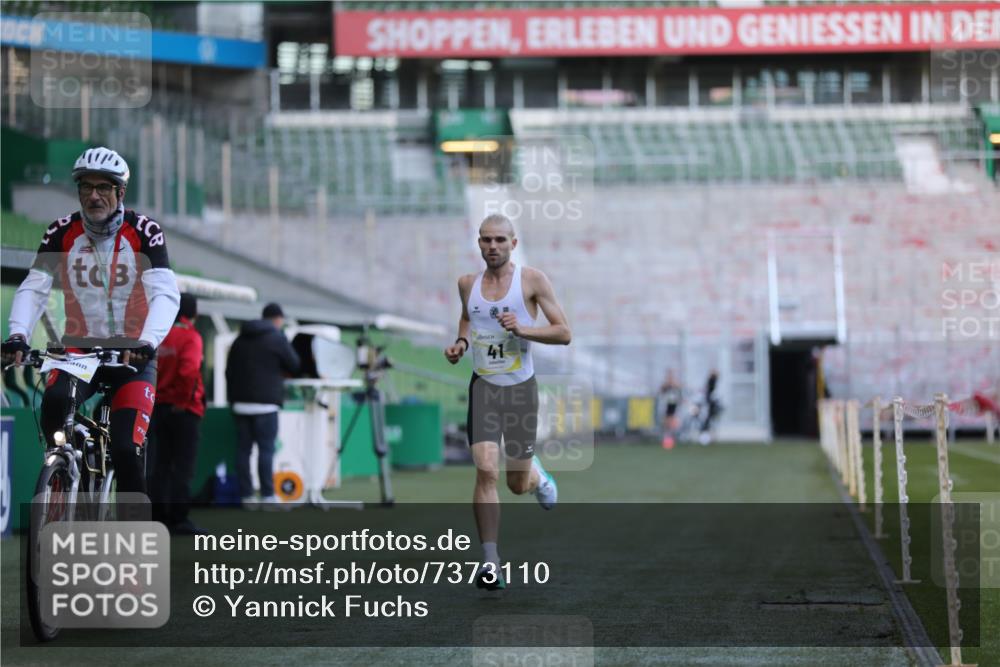 06.10.2024 - 19. swb-Marathon Bremen Yannick Fuchs http://msf.ph/oto/7373110 06.10.2024 10:14:26 Laufen im Stadion 41, 8667 meine-sportfotos.de