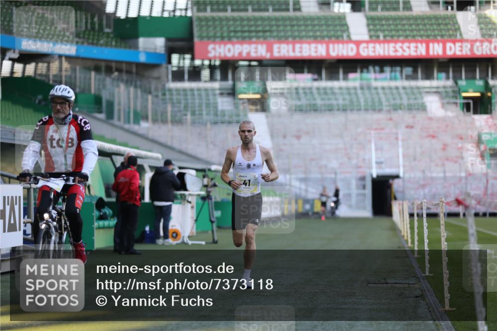 06.10.2024 - 19. swb-Marathon Bremen Yannick Fuchs http://msf.ph/oto/7373118 06.10.2024 10:14:27 Laufen im Stadion 41, 8667 meine-sportfotos.de