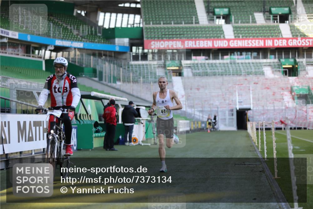 06.10.2024 - 19. swb-Marathon Bremen Yannick Fuchs http://msf.ph/oto/7373134 06.10.2024 10:14:27 Laufen im Stadion 41, 8667 meine-sportfotos.de