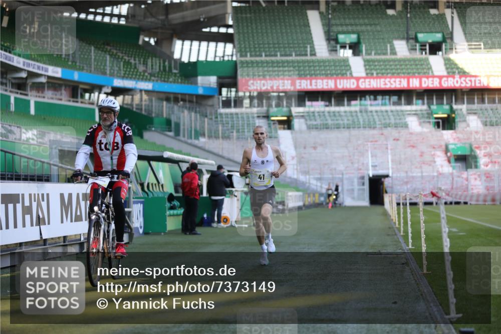 06.10.2024 - 19. swb-Marathon Bremen Yannick Fuchs http://msf.ph/oto/7373149 06.10.2024 10:14:27 Laufen im Stadion 41, 8667 meine-sportfotos.de