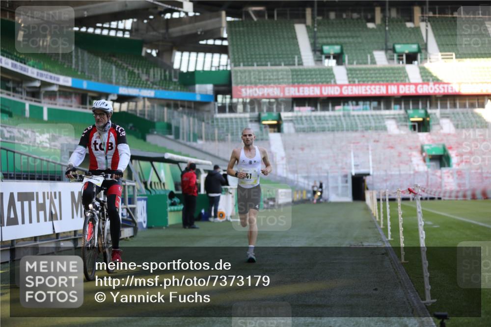 06.10.2024 - 19. swb-Marathon Bremen Yannick Fuchs http://msf.ph/oto/7373179 06.10.2024 10:14:27 Laufen im Stadion 41, 8667 meine-sportfotos.de