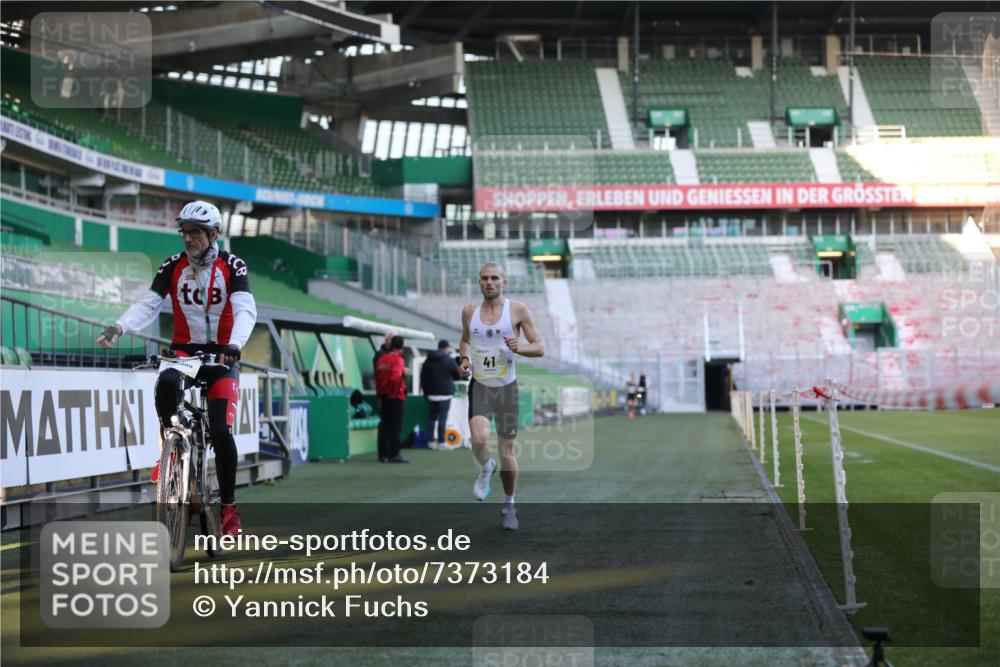 06.10.2024 - 19. swb-Marathon Bremen Yannick Fuchs http://msf.ph/oto/7373184 06.10.2024 10:14:27 Laufen im Stadion 41, 8667 meine-sportfotos.de