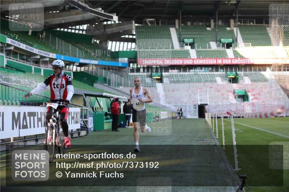 06.10.2024 - 19. swb-Marathon Bremen Yannick Fuchs http://msf.ph/oto/7373192 06.10.2024 10:14:28 Laufen im Stadion 41, 8667 meine-sportfotos.de