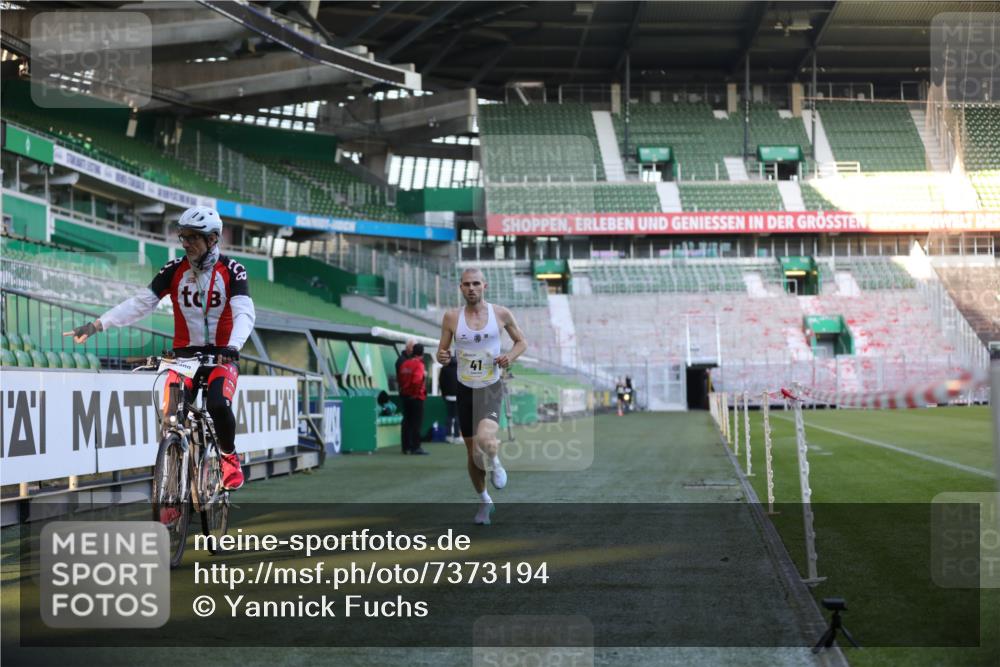 06.10.2024 - 19. swb-Marathon Bremen Yannick Fuchs http://msf.ph/oto/7373194 06.10.2024 10:14:28 Laufen im Stadion 41, 8667 meine-sportfotos.de