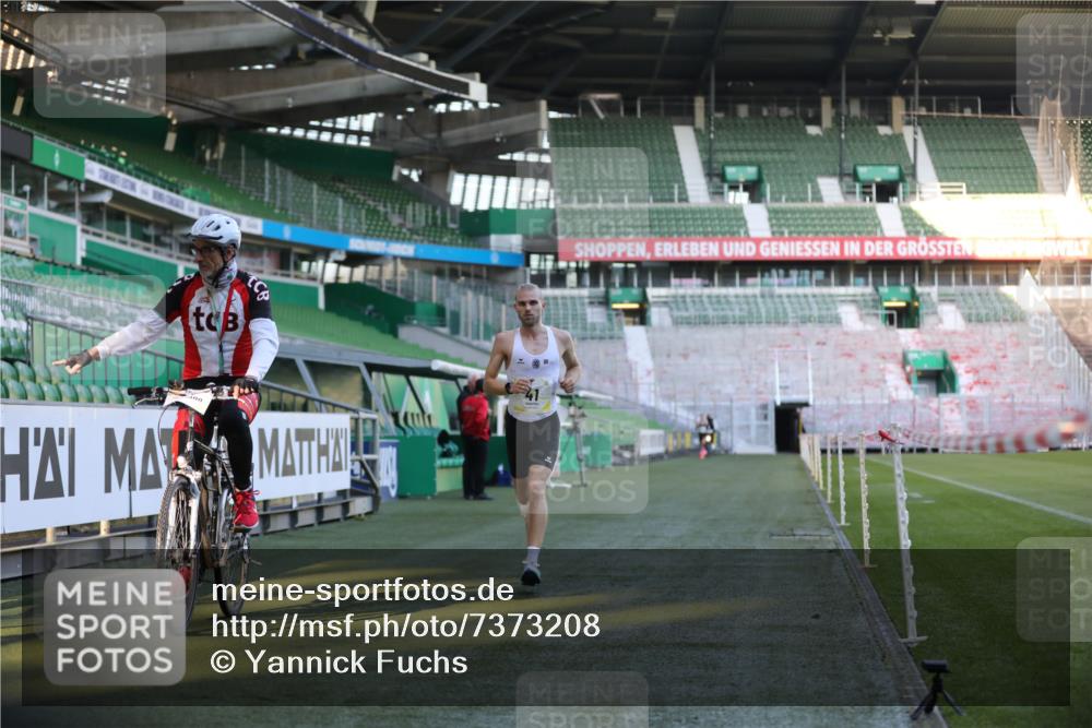 06.10.2024 - 19. swb-Marathon Bremen Yannick Fuchs http://msf.ph/oto/7373208 06.10.2024 10:14:28 Laufen im Stadion 41, 8667 meine-sportfotos.de