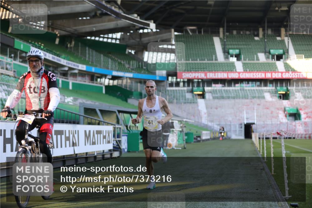 06.10.2024 - 19. swb-Marathon Bremen Yannick Fuchs http://msf.ph/oto/7373216 06.10.2024 10:14:28 Laufen im Stadion 41, 8667 meine-sportfotos.de