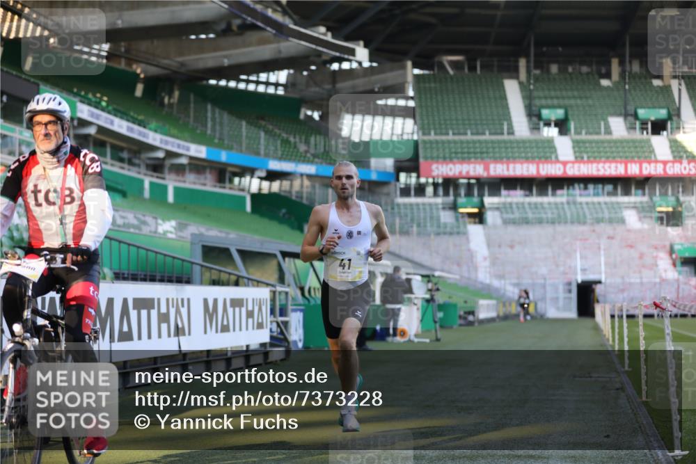 06.10.2024 - 19. swb-Marathon Bremen Yannick Fuchs http://msf.ph/oto/7373228 06.10.2024 10:14:28 Laufen im Stadion 41, 8667 meine-sportfotos.de