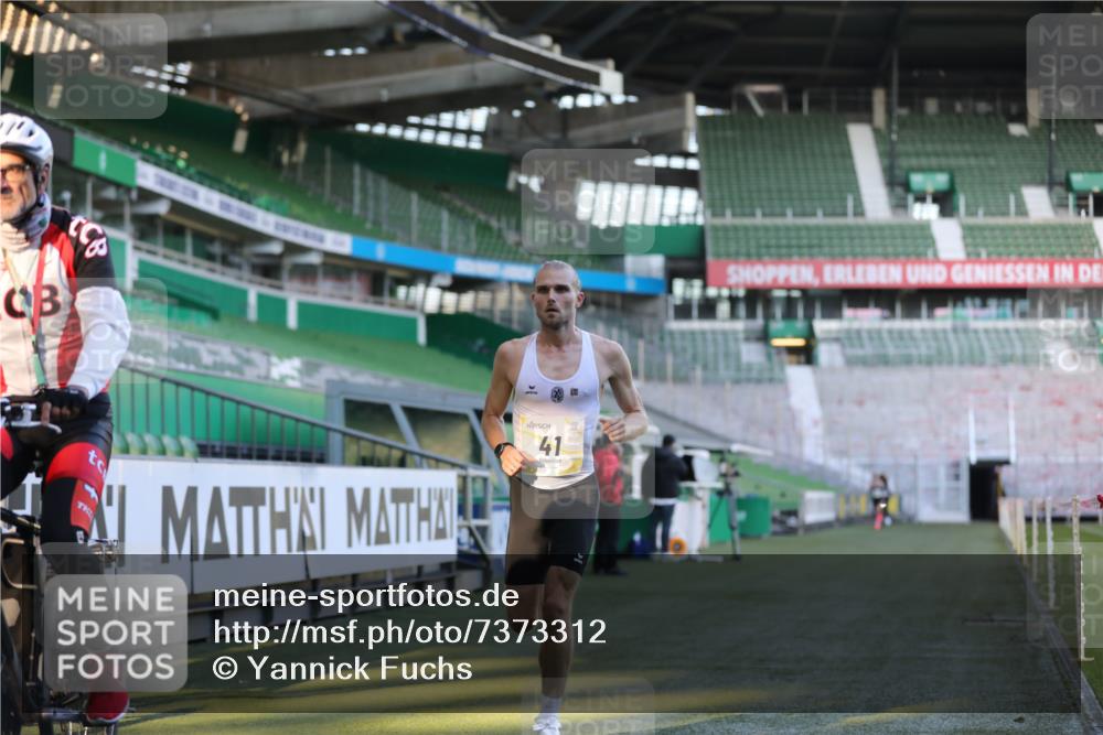 06.10.2024 - 19. swb-Marathon Bremen Yannick Fuchs http://msf.ph/oto/7373312 06.10.2024 10:14:29 Laufen im Stadion 41, 8667 meine-sportfotos.de