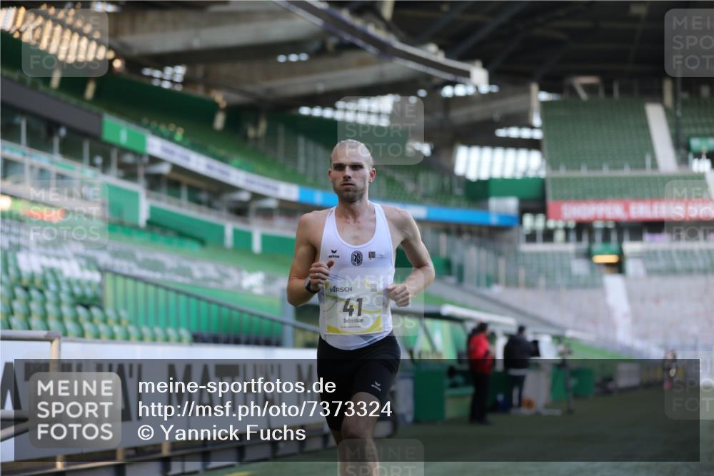 06.10.2024 - 19. swb-Marathon Bremen Yannick Fuchs http://msf.ph/oto/7373324 06.10.2024 10:14:29 Laufen im Stadion 41, 8667 meine-sportfotos.de