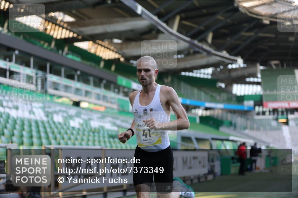 06.10.2024 - 19. swb-Marathon Bremen Yannick Fuchs http://msf.ph/oto/7373349 06.10.2024 10:14:29 Laufen im Stadion 41, 8667 meine-sportfotos.de