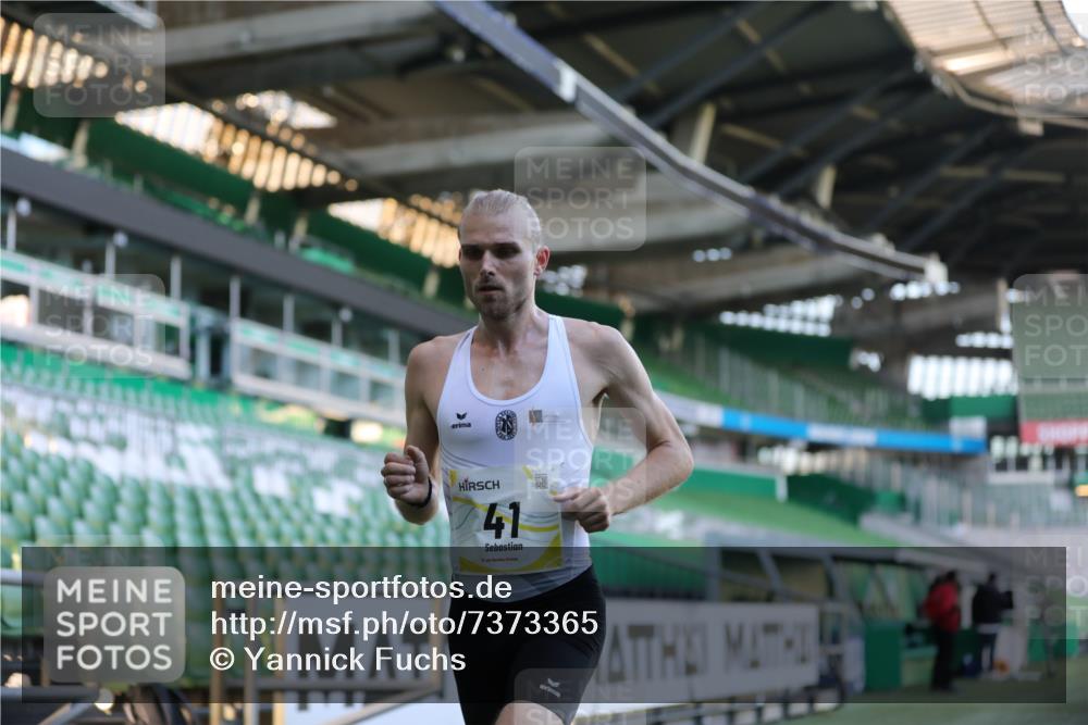 06.10.2024 - 19. swb-Marathon Bremen Yannick Fuchs http://msf.ph/oto/7373365 06.10.2024 10:14:30 Laufen im Stadion 41, 8667 meine-sportfotos.de