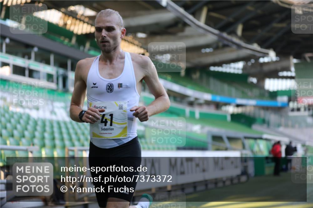 06.10.2024 - 19. swb-Marathon Bremen Yannick Fuchs http://msf.ph/oto/7373372 06.10.2024 10:14:30 Laufen im Stadion 41, 8667 meine-sportfotos.de