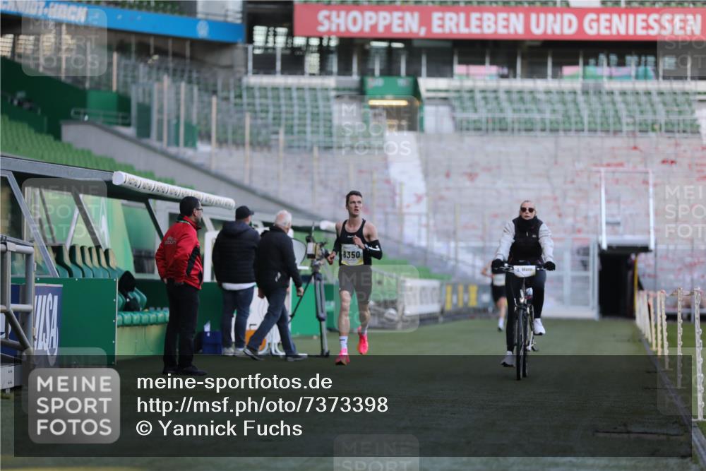 06.10.2024 - 19. swb-Marathon Bremen Yannick Fuchs http://msf.ph/oto/7373398 06.10.2024 10:14:39 Laufen im Stadion 41, 8350, 8667 meine-sportfotos.de