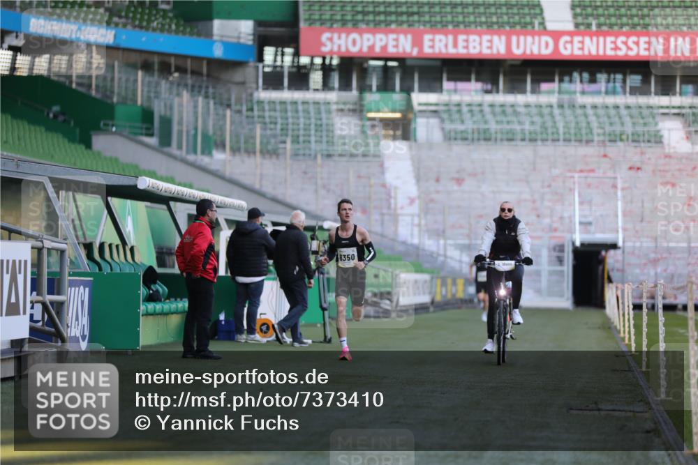 06.10.2024 - 19. swb-Marathon Bremen Yannick Fuchs http://msf.ph/oto/7373410 06.10.2024 10:14:39 Laufen im Stadion 41, 8350, 8667 meine-sportfotos.de