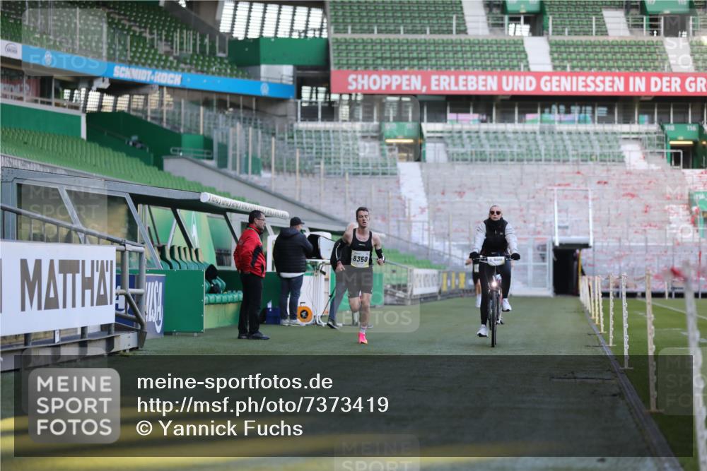 06.10.2024 - 19. swb-Marathon Bremen Yannick Fuchs http://msf.ph/oto/7373419 06.10.2024 10:14:40 Laufen im Stadion 41, 8350, 8667 meine-sportfotos.de