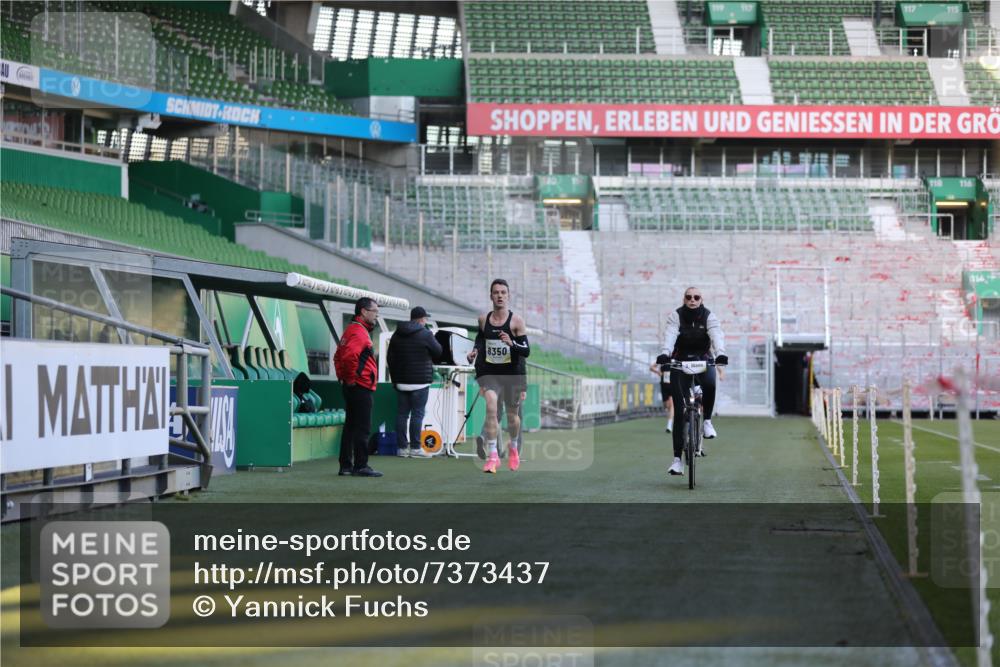 06.10.2024 - 19. swb-Marathon Bremen Yannick Fuchs http://msf.ph/oto/7373437 06.10.2024 10:14:40 Laufen im Stadion 41, 8350, 8667 meine-sportfotos.de