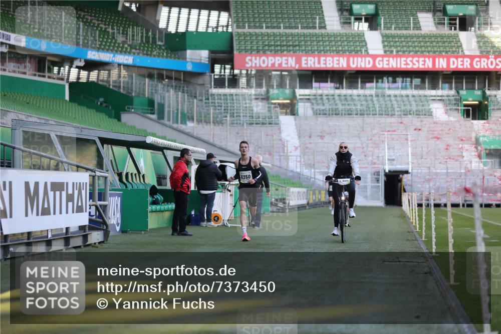 06.10.2024 - 19. swb-Marathon Bremen Yannick Fuchs http://msf.ph/oto/7373450 06.10.2024 10:14:40 Laufen im Stadion 41, 8350, 8667 meine-sportfotos.de