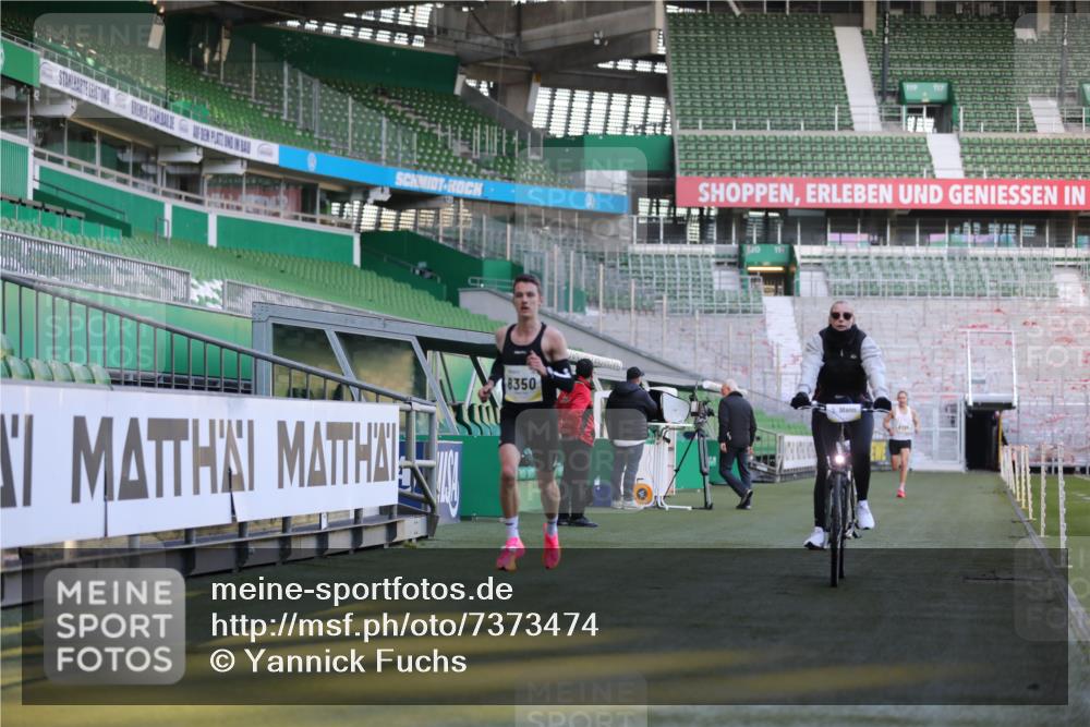 06.10.2024 - 19. swb-Marathon Bremen Yannick Fuchs http://msf.ph/oto/7373474 06.10.2024 10:14:42 Laufen im Stadion 41, 8350, 8667 meine-sportfotos.de
