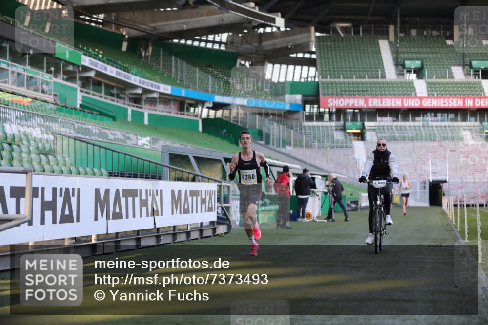 06.10.2024 - 19. swb-Marathon Bremen Yannick Fuchs http://msf.ph/oto/7373493 06.10.2024 10:14:42 Laufen im Stadion 41, 8350, 8667 meine-sportfotos.de