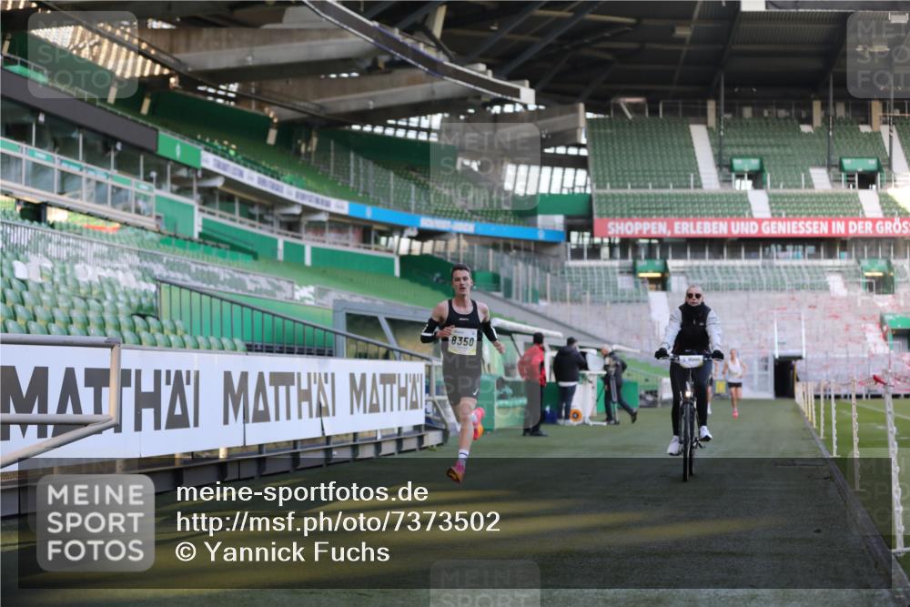 06.10.2024 - 19. swb-Marathon Bremen Yannick Fuchs http://msf.ph/oto/7373502 06.10.2024 10:14:42 Laufen im Stadion 41, 8350, 8667 meine-sportfotos.de