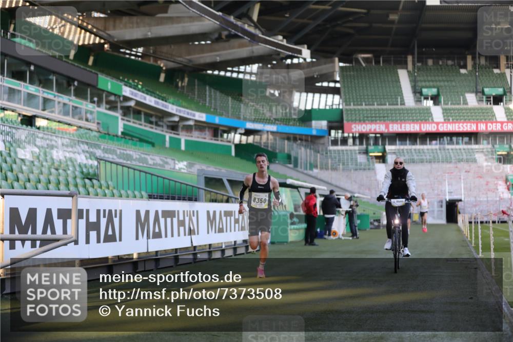 06.10.2024 - 19. swb-Marathon Bremen Yannick Fuchs http://msf.ph/oto/7373508 06.10.2024 10:14:42 Laufen im Stadion 41, 8350, 8667 meine-sportfotos.de