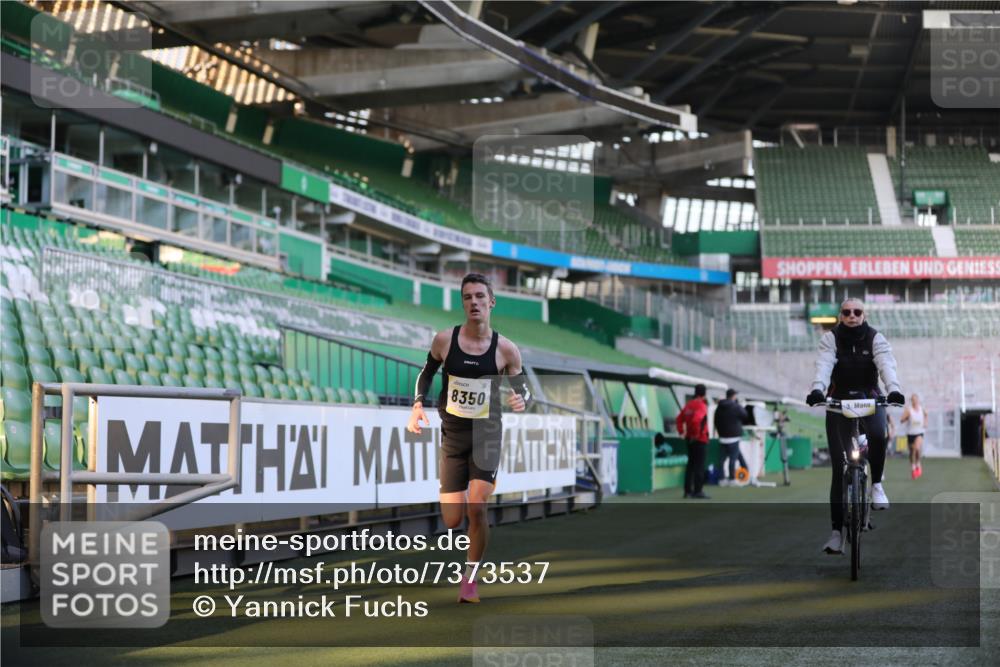 06.10.2024 - 19. swb-Marathon Bremen Yannick Fuchs http://msf.ph/oto/7373537 06.10.2024 10:14:43 Laufen im Stadion 41, 8350, 8667 meine-sportfotos.de