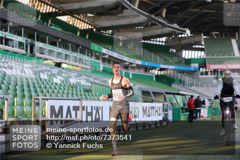 06.10.2024 - 19. swb-Marathon Bremen Yannick Fuchs http://msf.ph/oto/7373541 06.10.2024 10:14:43 Laufen im Stadion 41, 8350, 8667 meine-sportfotos.de