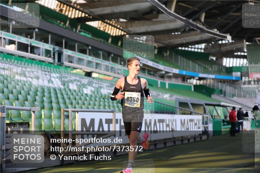 06.10.2024 - 19. swb-Marathon Bremen Yannick Fuchs http://msf.ph/oto/7373572 06.10.2024 10:14:44 Laufen im Stadion 41, 8350, 8667 meine-sportfotos.de