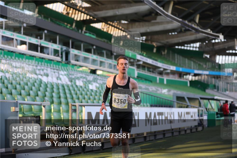06.10.2024 - 19. swb-Marathon Bremen Yannick Fuchs http://msf.ph/oto/7373581 06.10.2024 10:14:44 Laufen im Stadion 41, 8350, 8667 meine-sportfotos.de