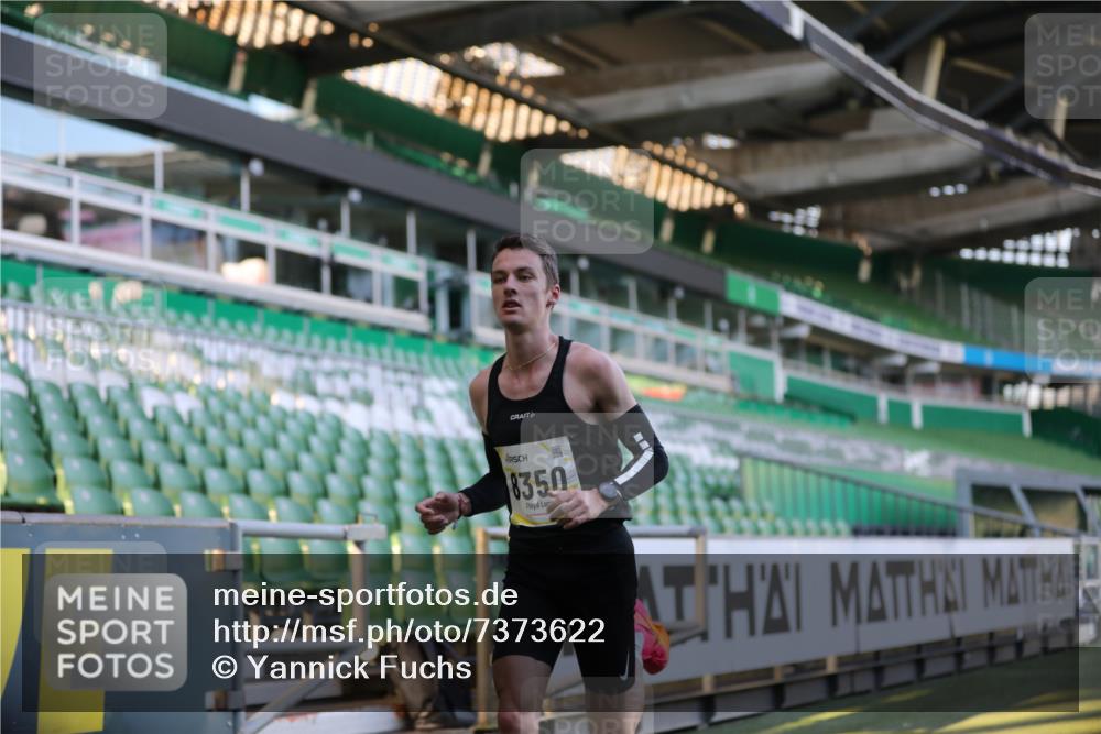 06.10.2024 - 19. swb-Marathon Bremen Yannick Fuchs http://msf.ph/oto/7373622 06.10.2024 10:14:44 Laufen im Stadion 41, 8350, 8667 meine-sportfotos.de