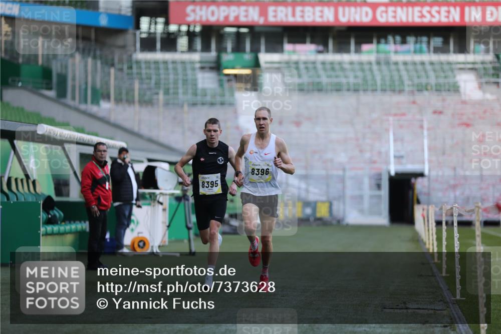 06.10.2024 - 19. swb-Marathon Bremen Yannick Fuchs http://msf.ph/oto/7373628 06.10.2024 10:14:48 Laufen im Stadion 41, 8350, 8395, 8396, 8667 meine-sportfotos.de