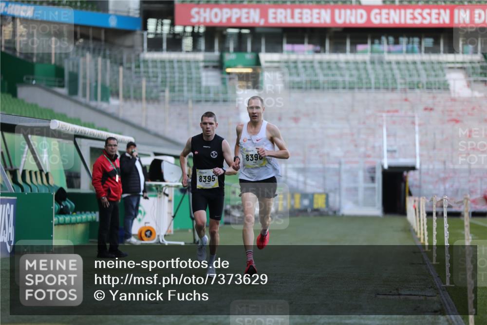 06.10.2024 - 19. swb-Marathon Bremen Yannick Fuchs http://msf.ph/oto/7373629 06.10.2024 10:14:48 Laufen im Stadion 41, 8350, 8395, 8396, 8667 meine-sportfotos.de